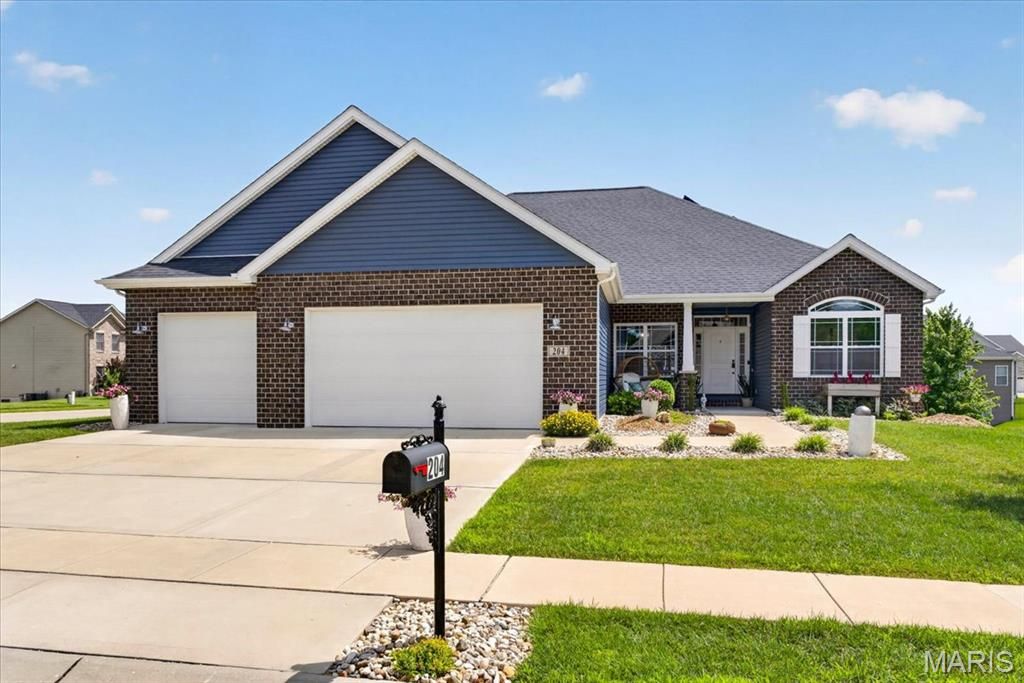 204 Meridian Oaks Drive, Glen Carbon, IL 62034