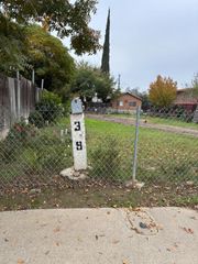 39 W J St, Los Banos, CA 93635