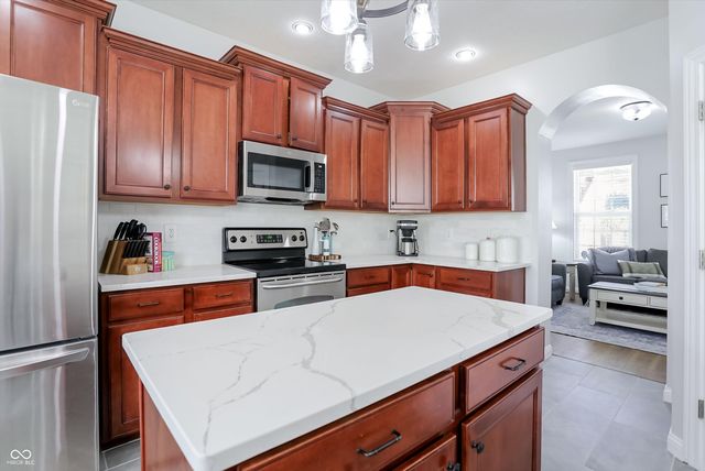 6121 Golden Eagle Drive, Zionsville, IN 46077