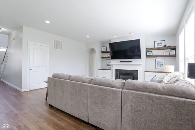 6121 Golden Eagle Drive, Zionsville, IN 46077