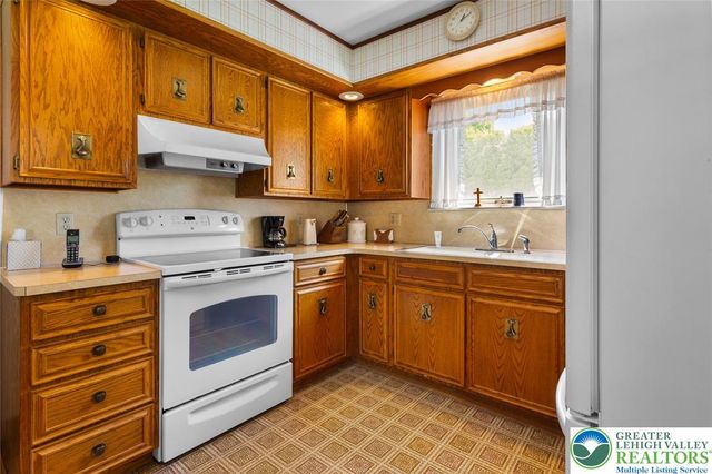132 South Spruce Street, Nazareth Boro, PA 18064
