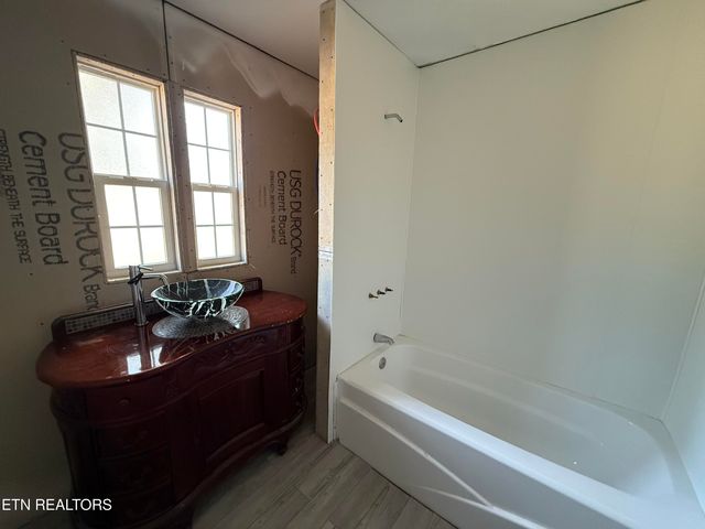 100 N Walker Lane, Oak Ridge, TN 37830