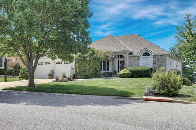 9828 Vista Drive, Lenexa, KS 66220
