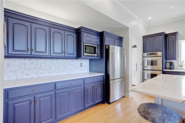 9828 Vista Drive, Lenexa, KS 66220