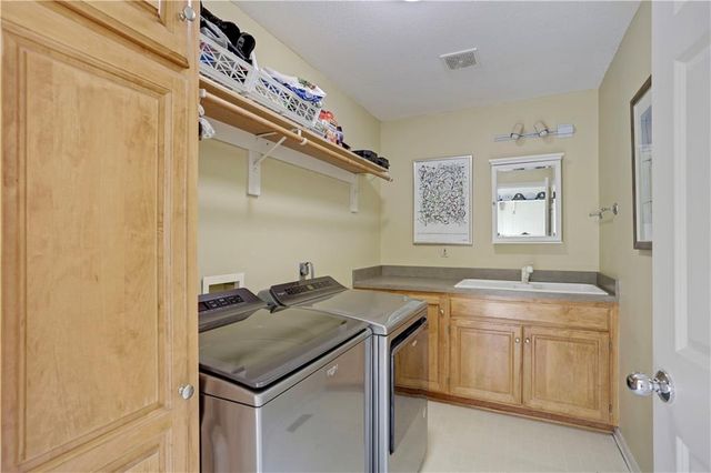 9828 Vista Drive, Lenexa, KS 66220