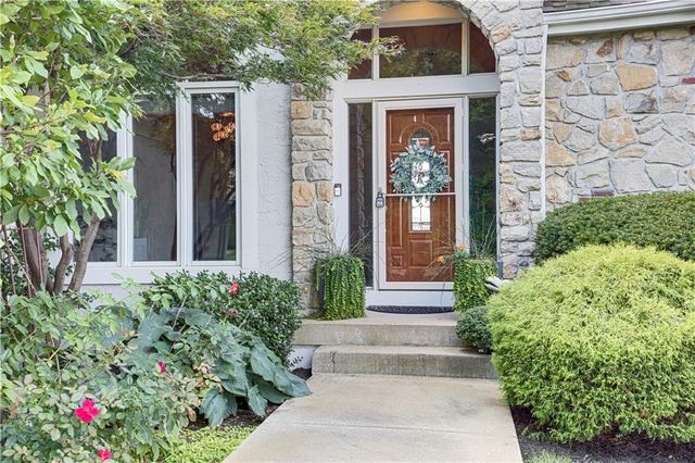 9828 Vista Drive, Lenexa, KS 66220