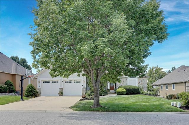 9828 Vista Drive, Lenexa, KS 66220