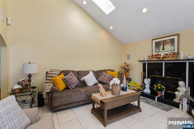 5 English Avenue, Elmwood Park, NJ 07407