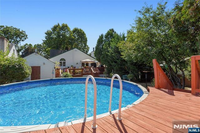 5 English Avenue, Elmwood Park, NJ 07407