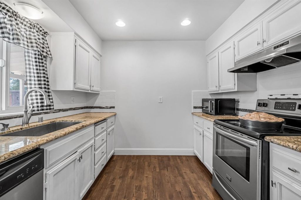 Image 11 of property listing at 11975 Charlton Road, Madera, CA 93636