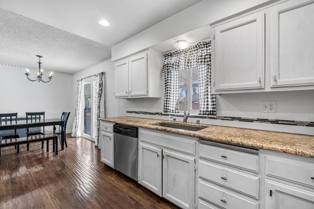 Image 13 of property listing at 11975 Charlton Road, Madera, CA 93636