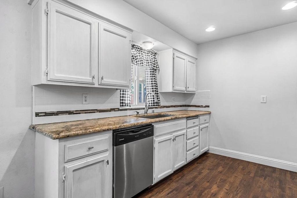 Image 14 of property listing at 11975 Charlton Road, Madera, CA 93636