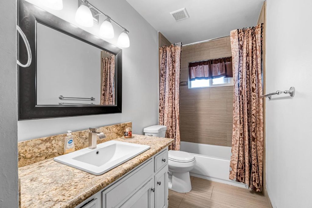 Image 15 of property listing at 11975 Charlton Road, Madera, CA 93636