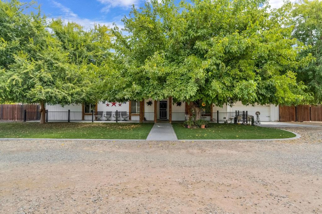 Image 2 of property listing at 11975 Charlton Road, Madera, CA 93636