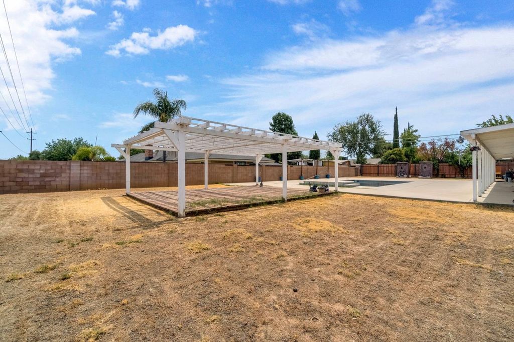 Image 25 of property listing at 11975 Charlton Road, Madera, CA 93636