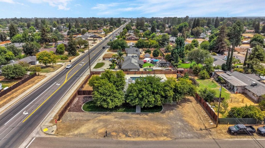 Image 27 of property listing at 11975 Charlton Road, Madera, CA 93636