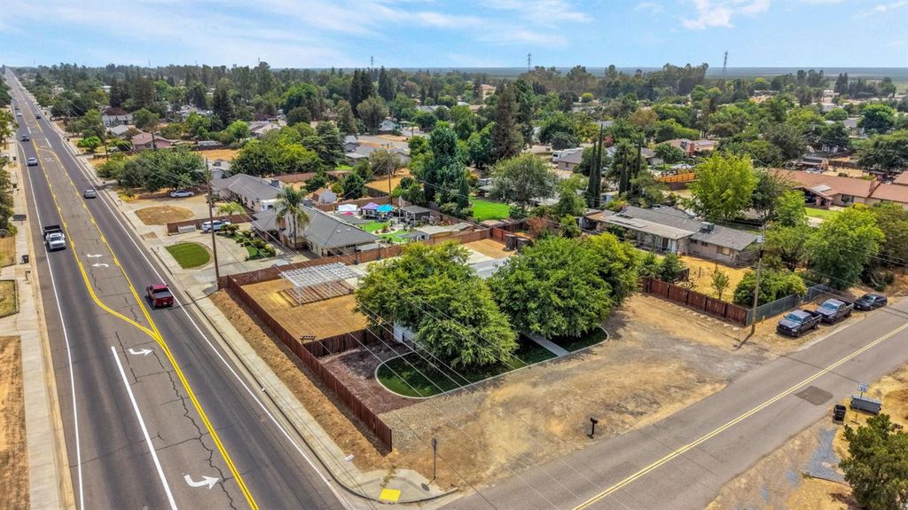 Image 28 of property listing at 11975 Charlton Road, Madera, CA 93636