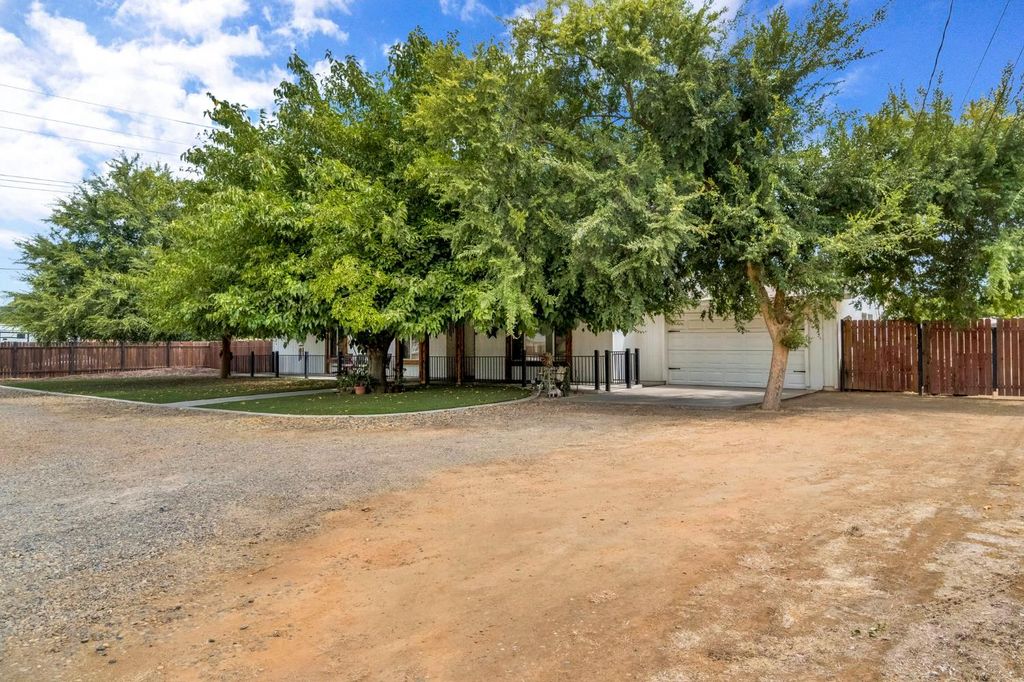 Image 3 of property listing at 11975 Charlton Road, Madera, CA 93636