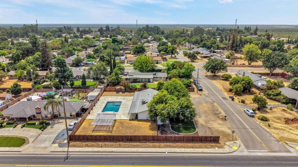 Image 30 of property listing at 11975 Charlton Road, Madera, CA 93636