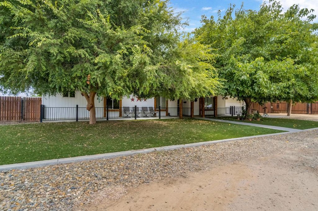 Image 4 of property listing at 11975 Charlton Road, Madera, CA 93636