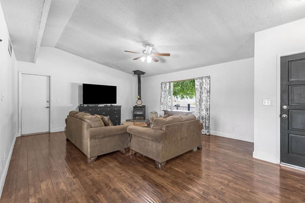 Image 5 of property listing at 11975 Charlton Road, Madera, CA 93636