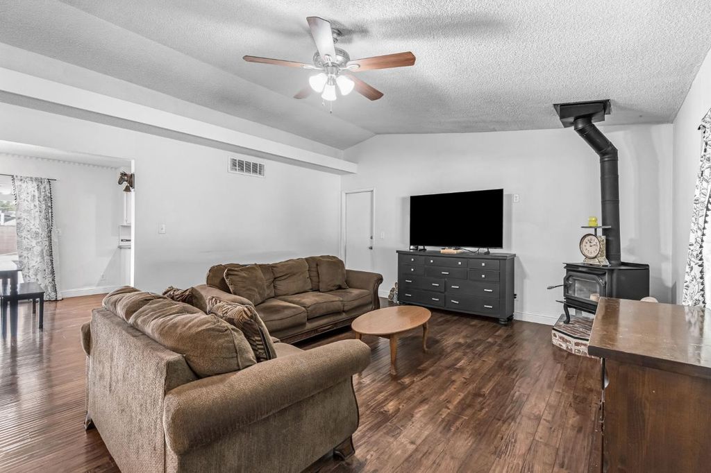 Image 6 of property listing at 11975 Charlton Road, Madera, CA 93636