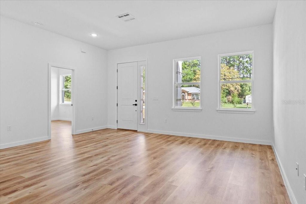 Image 8 of property listing at 8677 N CIRCULAR WAY, Citrus Springs, FL 34434
