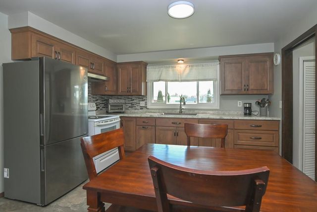 1593 BOND COURT, Green Bay, WI 54303