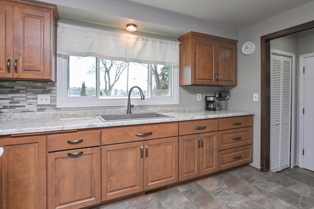 1593 BOND COURT, Green Bay, WI 54303