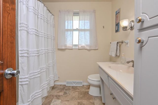 1593 BOND COURT, Green Bay, WI 54303
