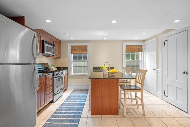 2 Andover St B, Salem, MA 01970