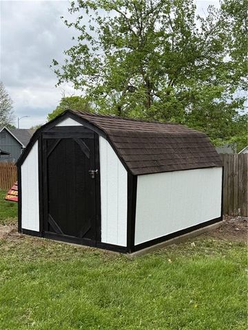 824 S Elk Lane, Bonner Springs, KS 66012