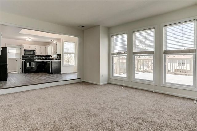 824 S Elk Lane, Bonner Springs, KS 66012