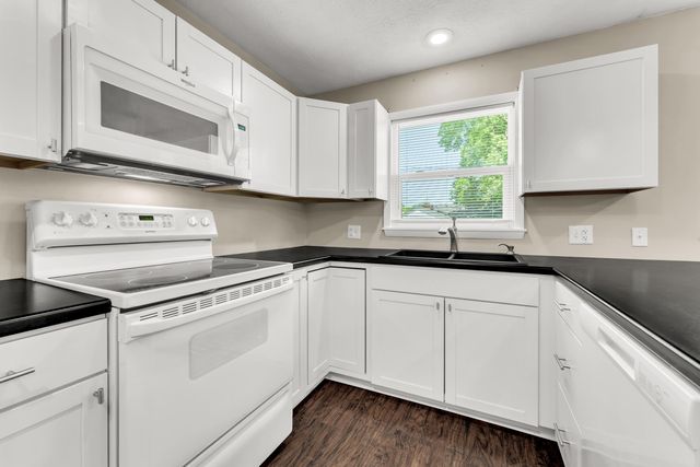 1261 E Gretna Street, Springfield, MO 65804