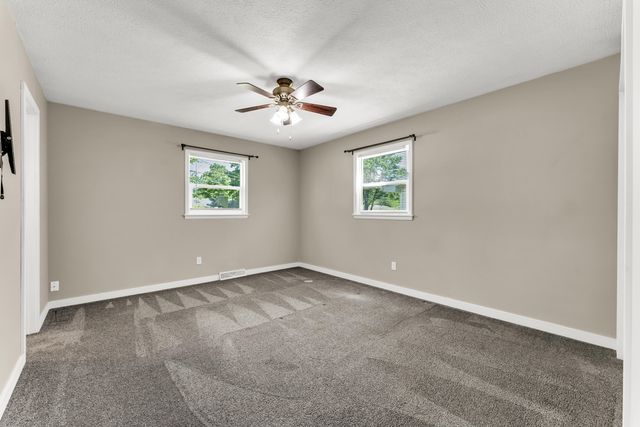 1261 E Gretna Street, Springfield, MO 65804