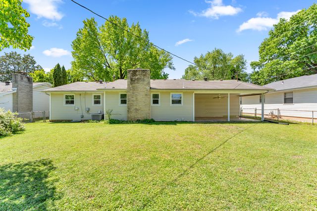1261 E Gretna Street, Springfield, MO 65804