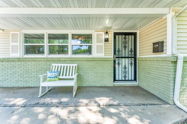 1261 E Gretna Street, Springfield, MO 65804