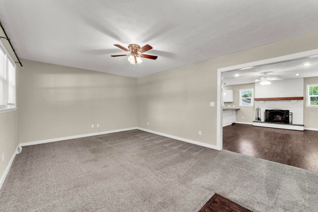 1261 E Gretna Street, Springfield, MO 65804