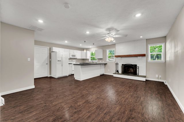 1261 E Gretna Street, Springfield, MO 65804