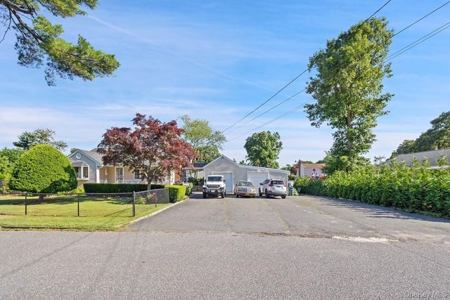 4 Roosevelt Street, Brentwood, NY 11717