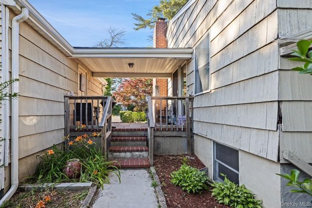 4 Roosevelt Street, Brentwood, NY 11717