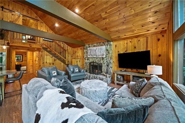 469 N Lake Drive, Ellijay, GA 30536