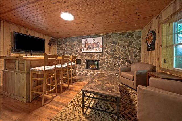 469 N Lake Drive, Ellijay, GA 30536