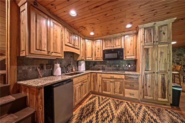 469 N Lake Drive, Ellijay, GA 30536