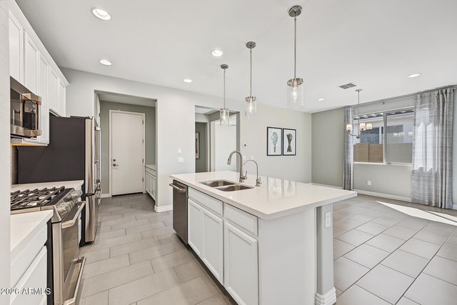 8918 W VERMONT Avenue, Glendale, AZ 85305