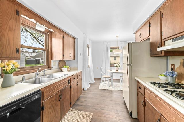 1720 N 117th STREET, Wauwatosa, WI 53226