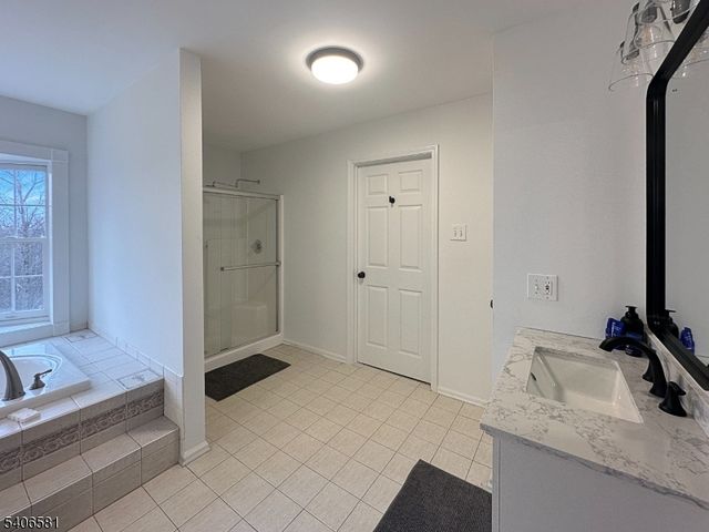 16 Gary Ct, Mount Olive Twp., NJ 07836