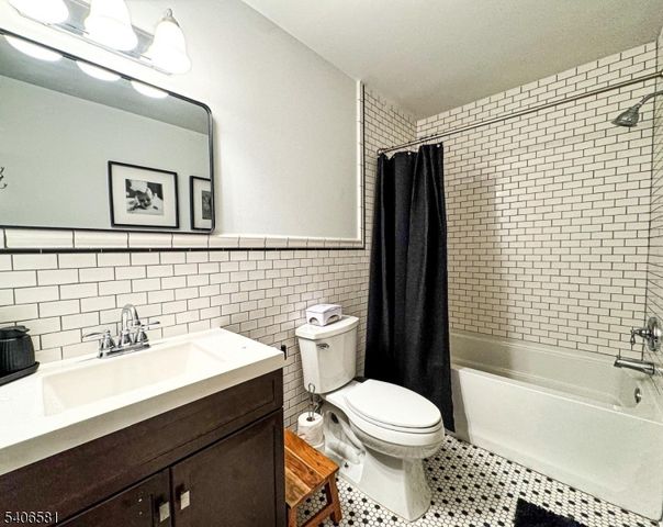 16 Gary Ct, Mount Olive Twp., NJ 07836