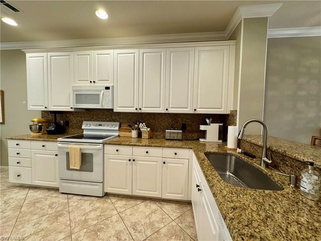 4884 Hampshire Ct Apt 104, Naples, FL 34112