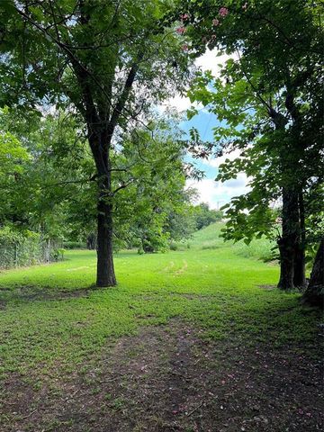 109 W Crockett ST, Giddings, TX 78942